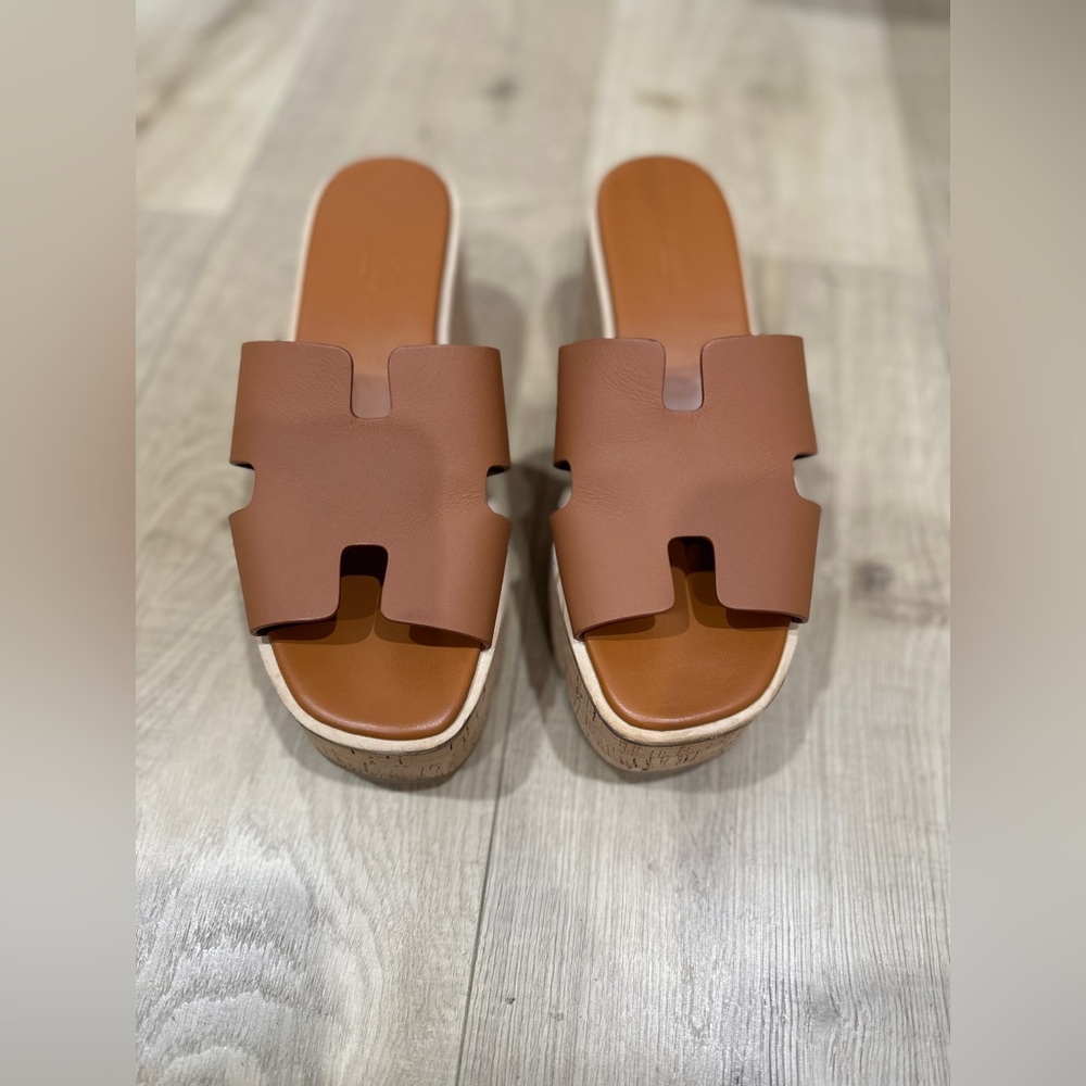 Hermes Eze sandals in gold, size 39 - Picture 1 of 10